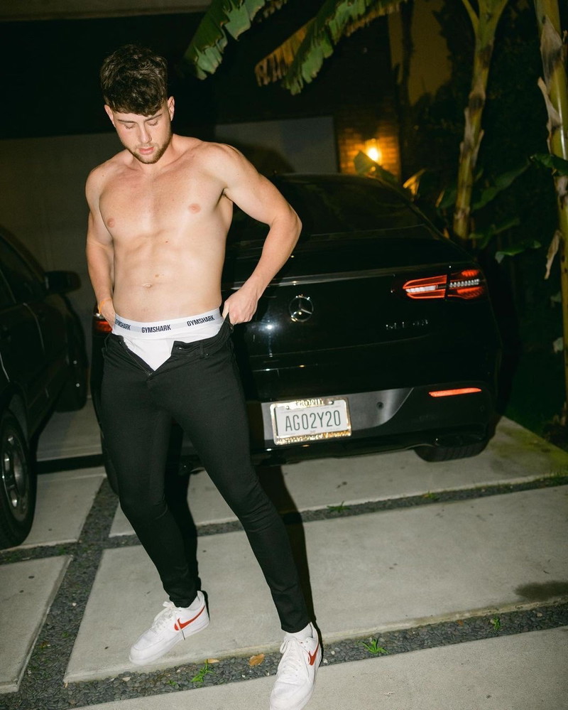 Harry Jowsey shirtless showing off his GymShark undies in the Night - Fit  Males - Shirtless & Naked